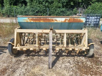 une image représentant un tracteur équipé d'un semoir