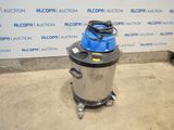 un aspirateur bleu et argent posé sur un sol en béton