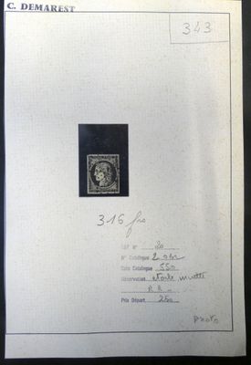 une image représentant une photo en noir et blanc d'un timbre posé sur une feuille de papier
