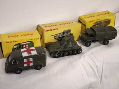 DINKY TOYS : 3 véhicules militaires : ambulance, camion bâche et char  - Photo 1