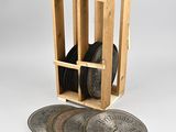 une boîte en bois contenant un tas de pièces de monnaie