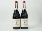 deux bouteilles de vin rouge posées sur une table blanche