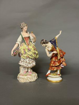 paire de figurines en porcelaine représentant une femme et un garçon