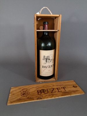 une caisse en bois contenant une bouteille de vin, posée sur une surface grise