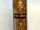 un livre posé sur une table