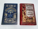 deux livres posés l'un à côté de l'autre sur une table blanche