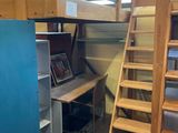 une pièce dans laquelle se trouvent une échelle et un bureau