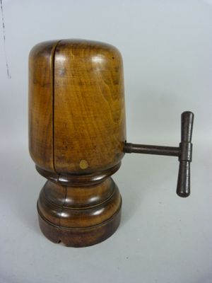 un moulin à café ancien en bois, muni d'une poignée en bois, sur fond blanc