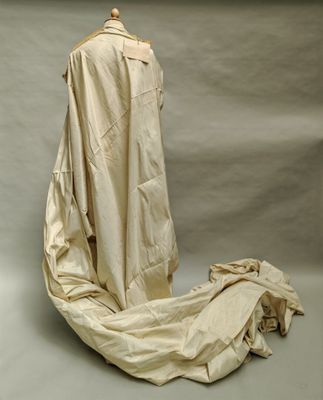un tissu drapé sur un mannequin, sur fond blanc