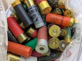 un sac en plastique contenant différents types de cartouches de fusil de chasse