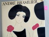 une photo d'une photo représentant une femme avec des fleurs sur la couverture d'un livre