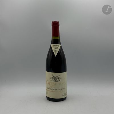 une bouteille de vin posée sur une table