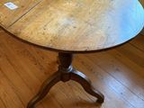 une table en bois avec un plateau en bois posée sur un parquet en bois dur
