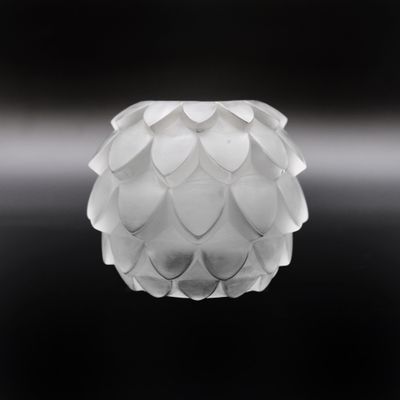 gros plan d'une lumière blanche suspendue au plafond