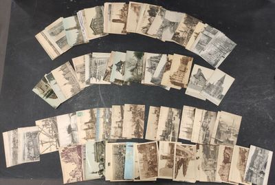 un lot de vieilles cartes postales posées sur une table