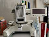 une machine à coudre posée sur une table