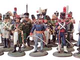 de nombreuses figurines de soldats alignés en rang