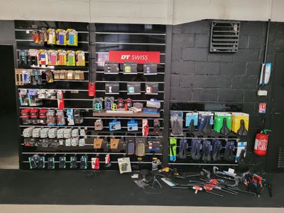 de nombreux outils différents accrochés au mur du magasin