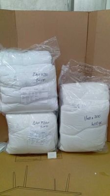 plusieurs paquets de papier toilette posés sur une boîte en carton