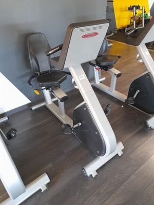 deux vélos d'appartement dans une salle de sport aux murs jaunes