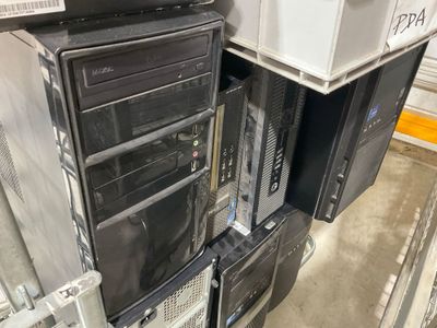 beaucoup de matériel informatique empilé les uns sur les autres