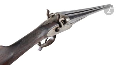 un vieux fusil avec une poignée en bois sur fond blanc