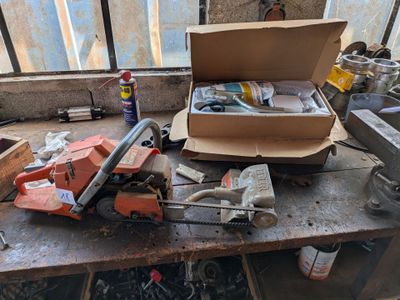 une boîte à outils posée sur un établi dans un garage