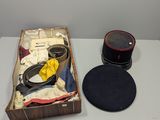 un chapeau et d'autres objets dans une boîte posée sur une table