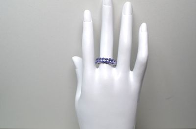 une main ornée d'une bague, posée sur un mannequin