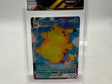 gros plan d'une carte pokemon dans un étui en plastique