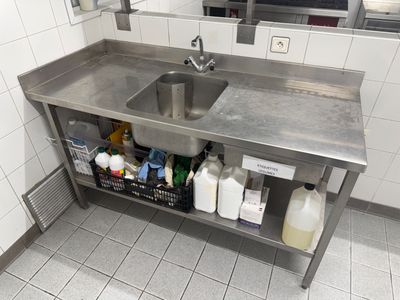 un évier en acier inoxydable dans une cuisine commerciale