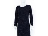 une image représentant un mannequin vêtu d'une robe noire, sur un autre mannequin