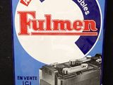 une vieille boîte de batteries de voiture « Fumer » sur fond noir