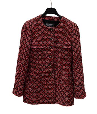 une veste rouge et noire suspendue à un cintre