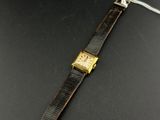 gros plan d'une montre-bracelet sur une surface noire
