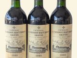 trois bouteilles de vin posées sur une table l'une à côté de l'autre