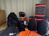 plusieurs sacs posés sur une boîte en carton