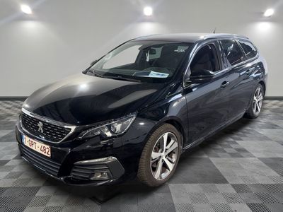 la voiture noire est garée sur un sol en damier dans le garage