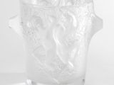 un vase en verre dépoli muni d'une anse, sur fond blanc