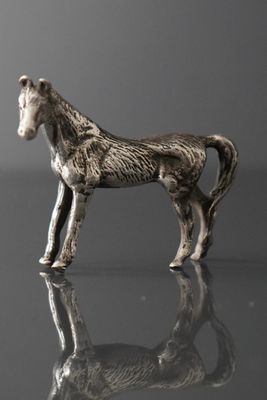 Sujet en argent 925 millièmes épousant la forme d'un cheval.