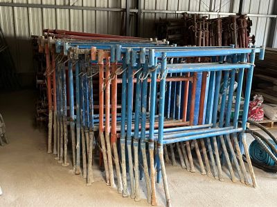 un gros tas de tuyaux métalliques dans un entrepôt