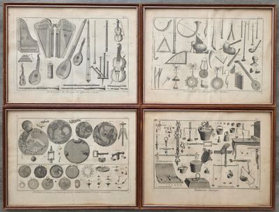 quatre dessins encadrés représentant divers instruments, ainsi que des instruments exposés dans un musée