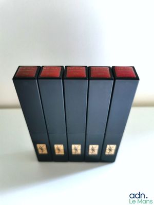 trois livres sont empilés sur une table