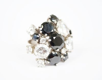 un gros plan d'une bague sertie de pierres noires et blanches