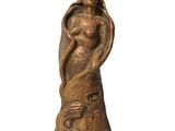 une image représentant une statue d'une femme tenant un poisson