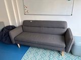 un canapé et un fauteuil dans un coin de la pièce