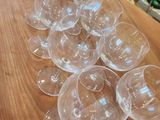 plusieurs verres à vin vides posés sur une table en bois
