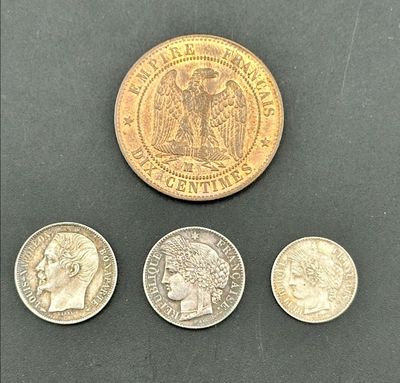 trois types de pièces différents posés sur une table, avec une pièce au milieu