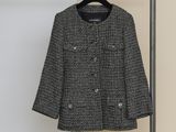 une veste noire et blanche suspendue à un cintre dans une pièce