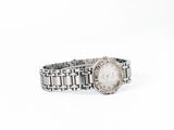 une image d'un gros plan d'une montre-bracelet sur un fond blanc
